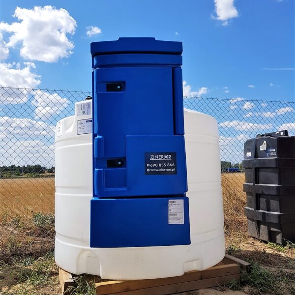 Zbiornik jednopłaszczowy do adblue 2500l Kingspan BlueMasterBasic Plus skrzynia dystrybucyjna